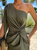 Women’s long dress with flowing shape and sleeveless design