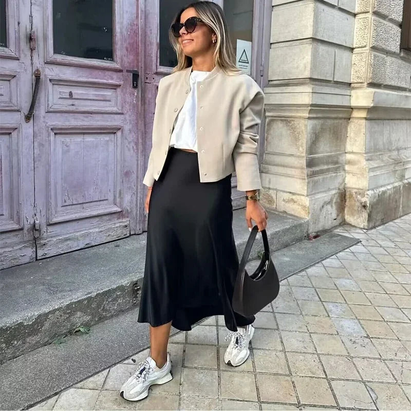 Women’s skirt with flowing shape and high waistband